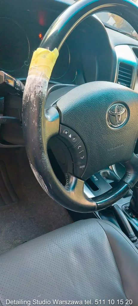 skórzana kierownica samochodu przed renowacją