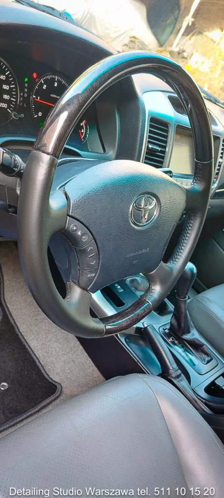 kierownica skórzana samochodu po renowacji